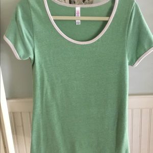 XS LulaRoe Classic Tee